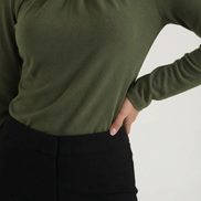 Blusa Jamie con cuello mock y lazo