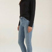 Blusa Jamie con cuello mock y lazo