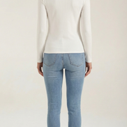 Blusa Jamie con cuello mock y lazo