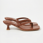 Sandalias Jessica con Tacón Kitten y Diseño de Zehentrenner