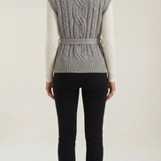 Chaleco de punto trenzado con cuello alto Wendy