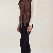 Chaleco de punto trenzado con cuello alto Wendy