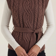 Chaleco de punto trenzado con cuello alto Wendy