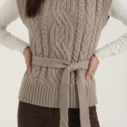 Chaleco de punto trenzado con cuello alto Wendy