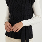 Chaleco de punto trenzado con cuello alto Wendy