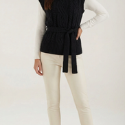 Chaleco de punto trenzado con cuello alto Wendy