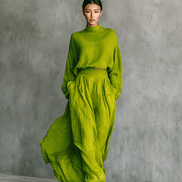 Conjunto Top Verde con Cuello Alto y Falda Maxi